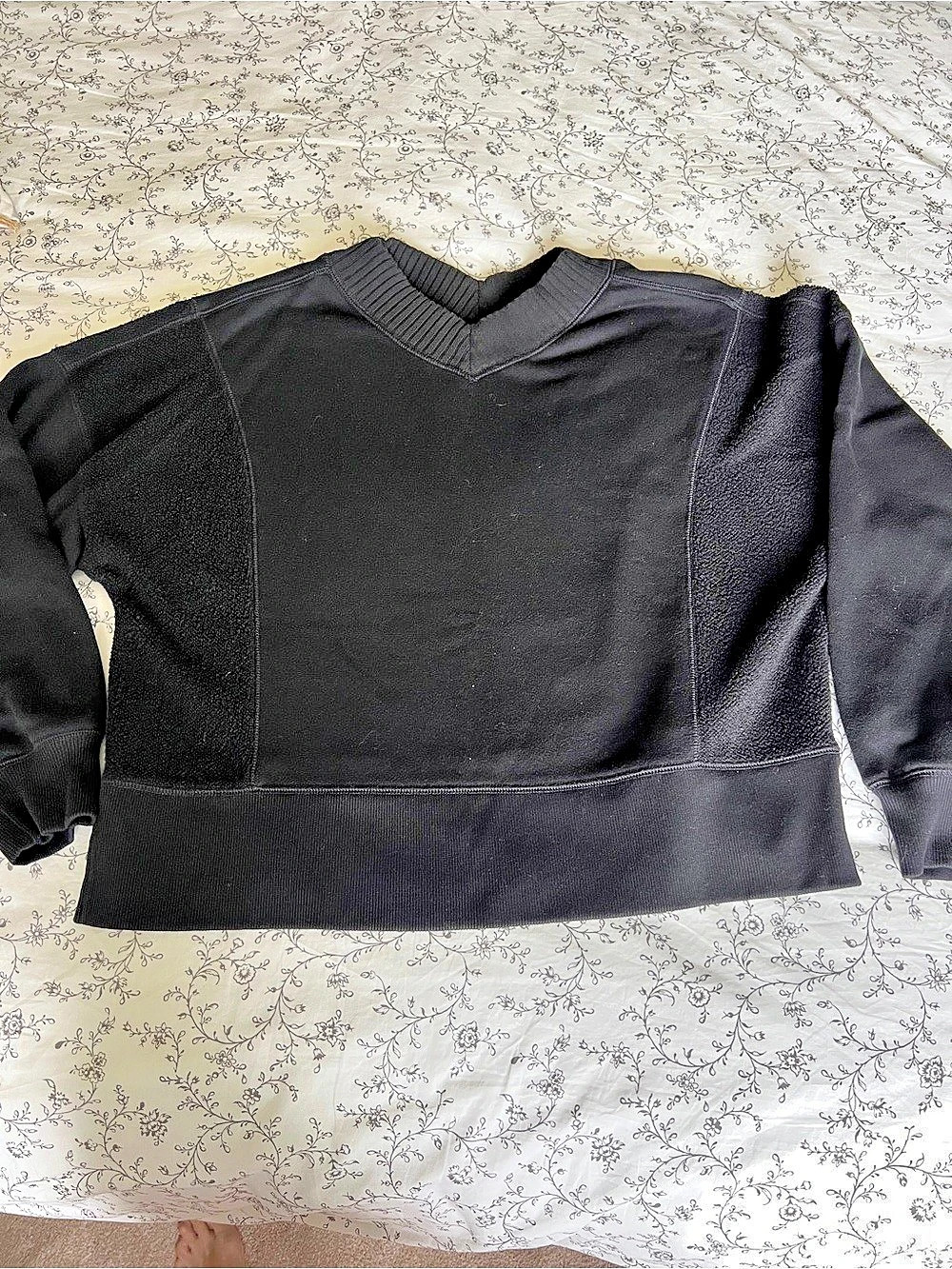 Aerie Black Crew Neck Sweater Size Medium Like New